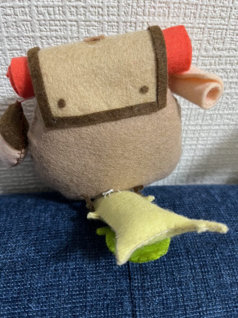 ゼルダの伝説、コログの手のひらサイズのぬいぐるみ作り方紹介。リュックとコログのつなぎめ写真。